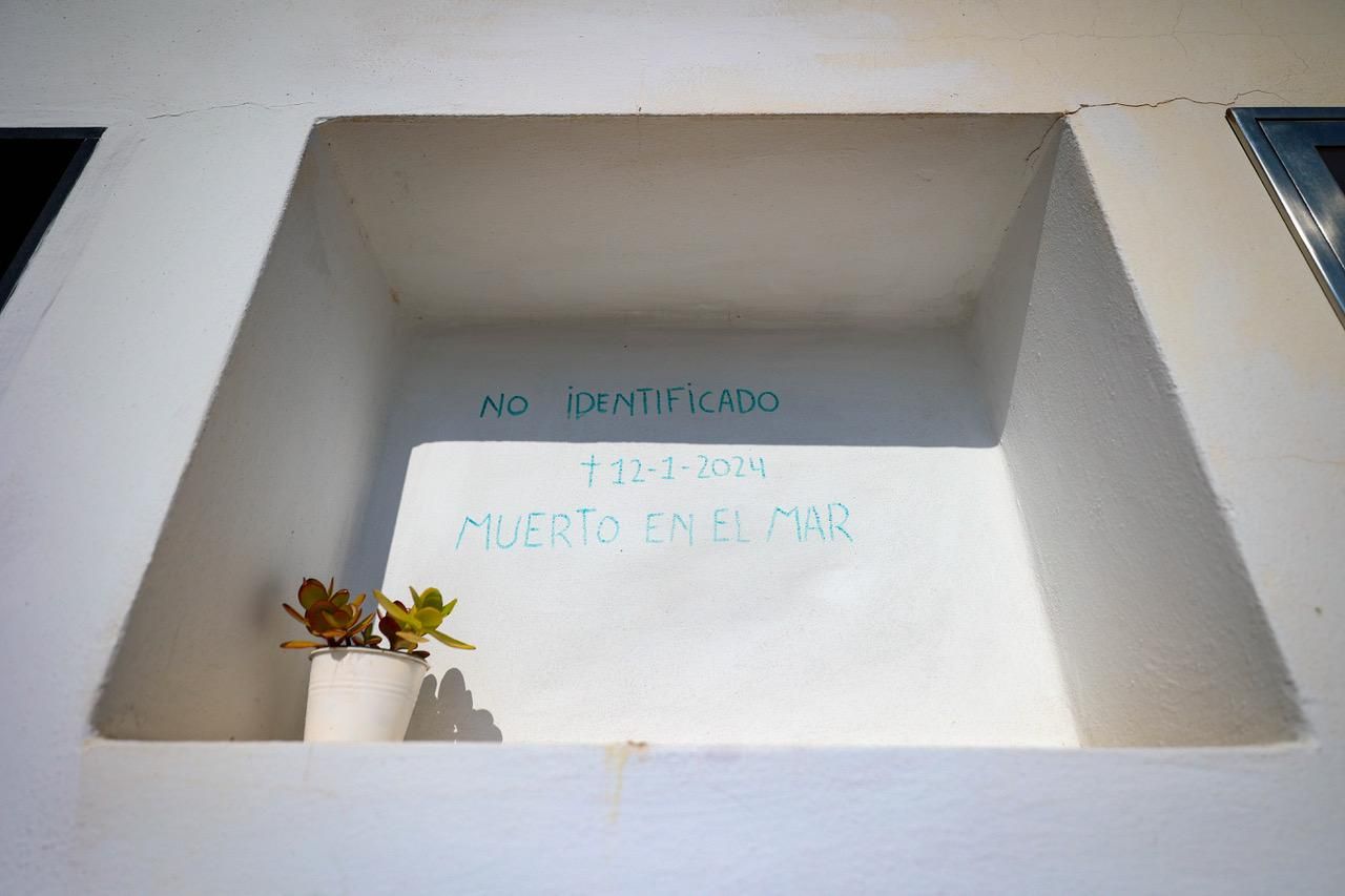 Un dels nínxols del cementiri de Sant Francesc a Formentera amb un cadàver sense identificar: un migrant de la ruta algeriana