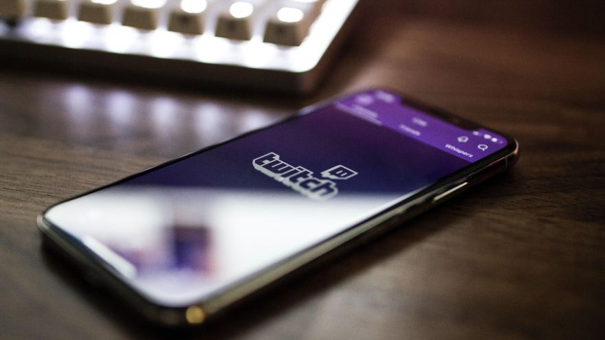 Un dispositivo móvil con la aplicación de Twitch.