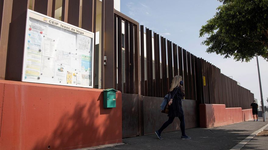 Una mujer sale del interior del colegio este jueves tras las labores de rastreo de la Guardia Civil