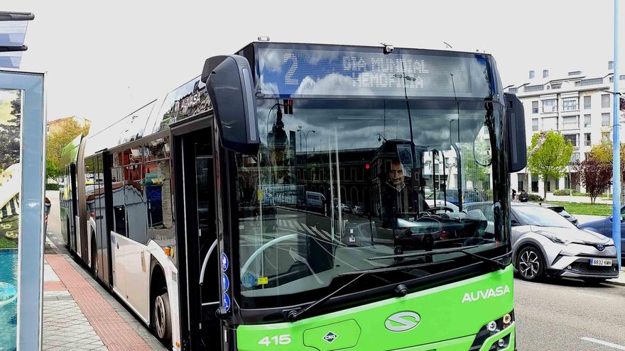 El PSOE denuncia el envejecimiento de dos años de la flota de AUVASA durante el mandato de Carnero