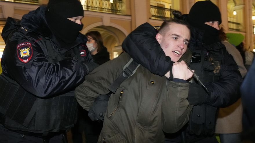 "Caza de brujas" en Rusia contra periodistas, grafiteros y profesores con la nueva ley de Putin