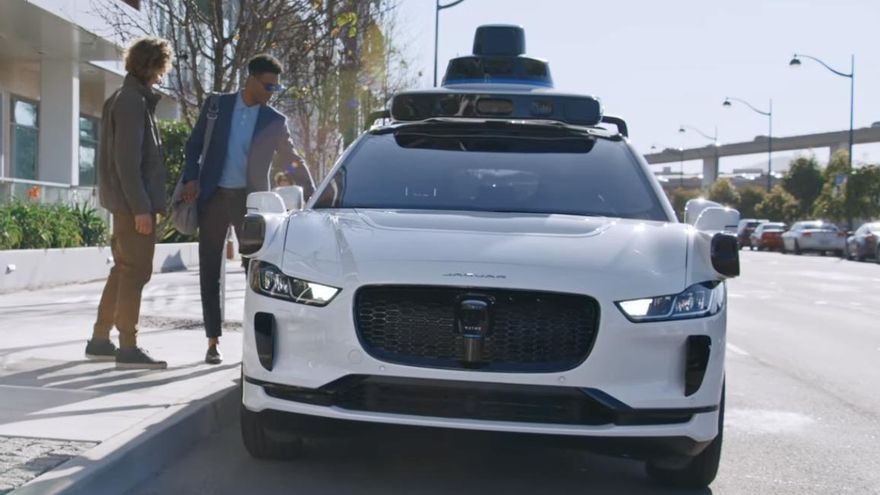 La CEO de Waymo admite que sus vehículos sin conductor acabarán causando muertes y defiende que serán necesarias: "Creo que la sociedad lo aceptará"