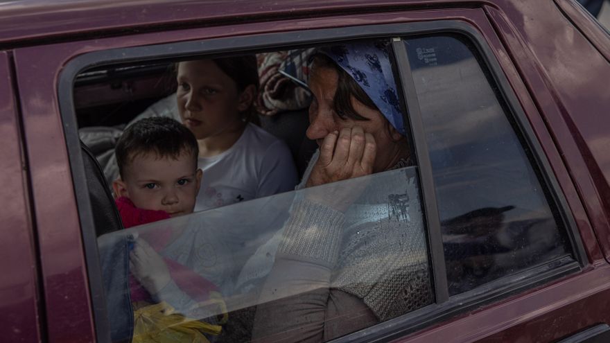 Un grupo de desplazados llegan en un automóvil desde la zona ocupada por Rusia en la región de Jersón al punto de evacuación en Zaporiyia el 2 de mayo de 2022. EFE/EPA/ROMAN PILIPEY