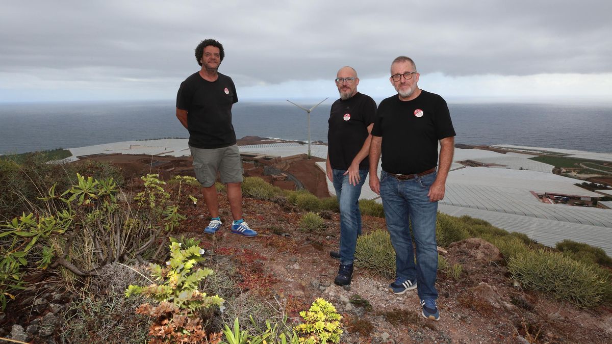 De izquierda a derecha: Jonathan Reyes, Francisco Vega y Cosme Vega, de la plataforma 'Stop Planta de Biogás en La Atalaya'.