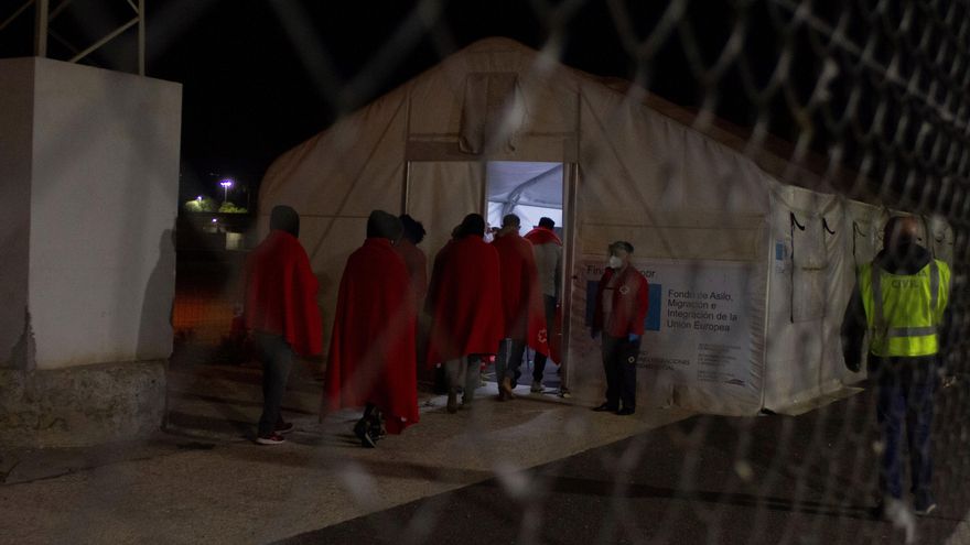 Rescatan un pequeño pesquero que trasladaba a 10 magrebíes cerca de Motril