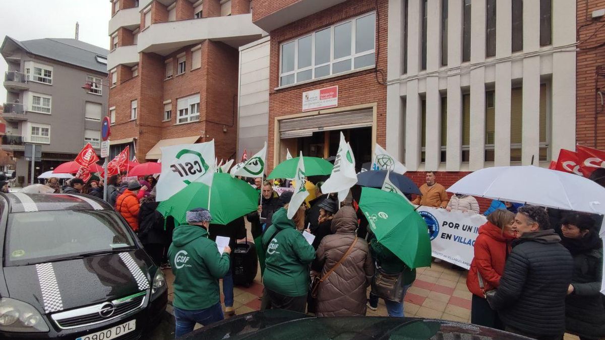 Manifestación del renovado 'Jueves verde' ante la Dirección Provincial de Educación en León.