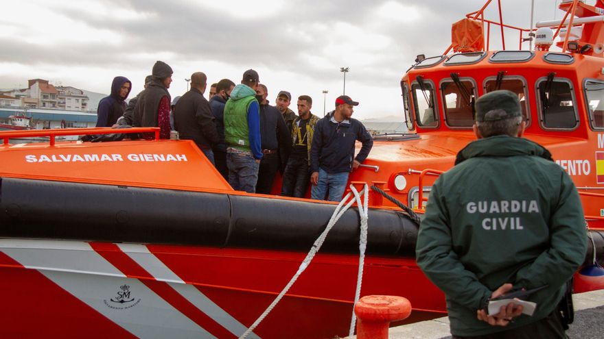 Salvamento rescata en el Mar de Alborán y traslada a Motril a 5 inmigrantes