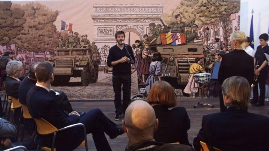 El dibujante Paco Roca durante la presentación del mural en 2014.