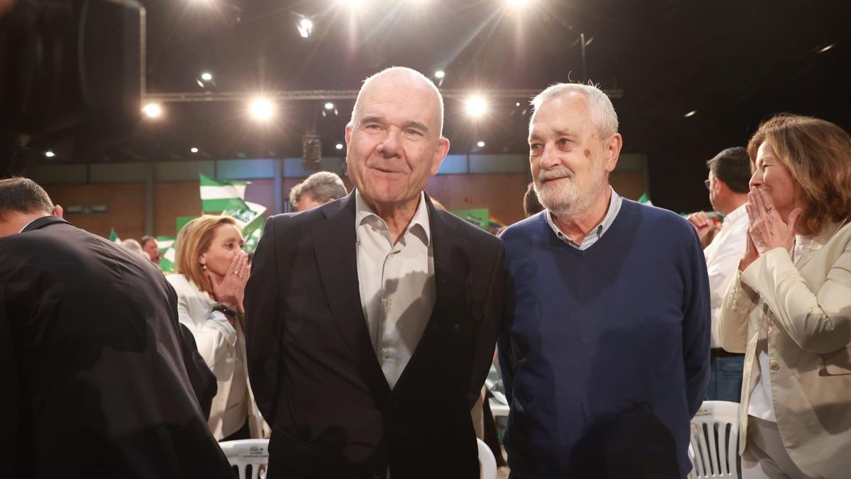 Los expresidentes andaluces Manuel Chaves y Pepe Griñán, junto a la exdiputada y exesposa de Felipe González, Carmen Romero, arropan a María Jesús Montero en el cierre de campaña del PSOE, en Sevilla.