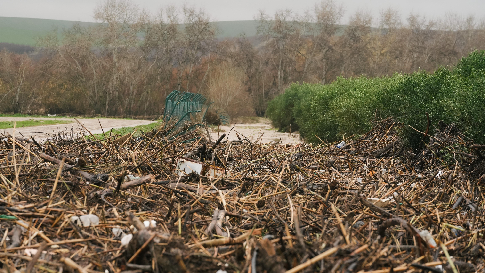 El lodo y el barro, dentro de las parcelas de las calles Perdiz y La Tórtola
