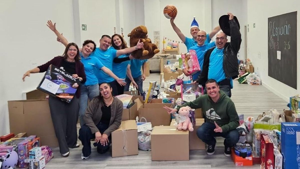 CaixaBank reparte más de 3.000 regalos a niños en riesgo de vulnerabilidad y personas mayores de Canarias con ‘El Árbol de los Sueños’