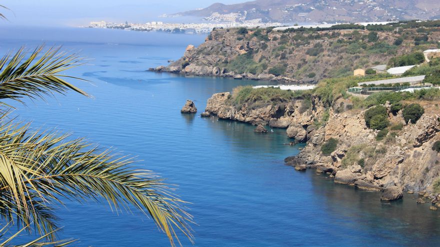 Las 10 mejores playas de Málaga en 2025: urbanas, calas de aguas turquesa y cascadas de ensueño