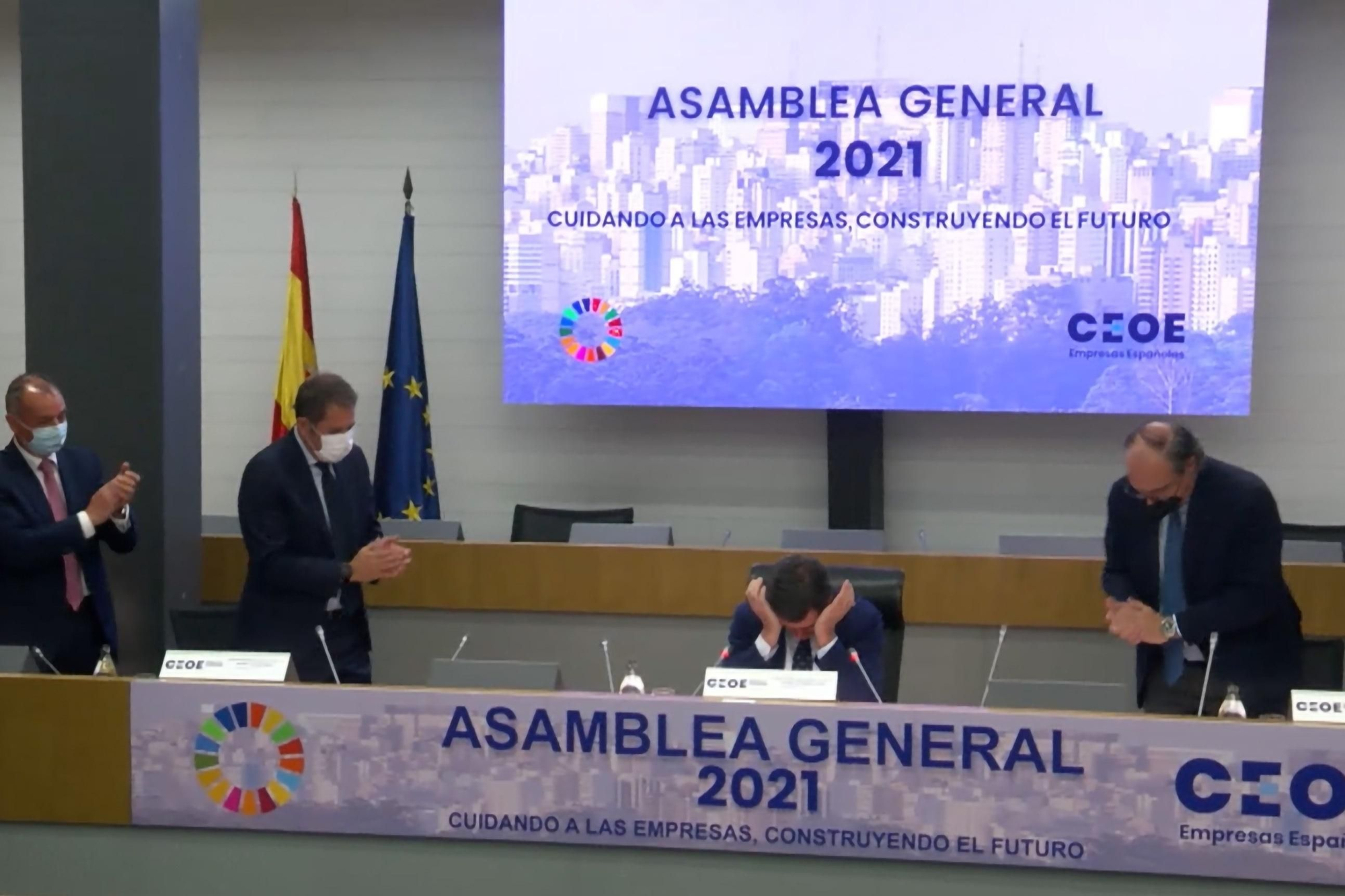 Garamendi se seca las lágrimas durante la ovación que recibió en la Asamblea General de la CEOE.