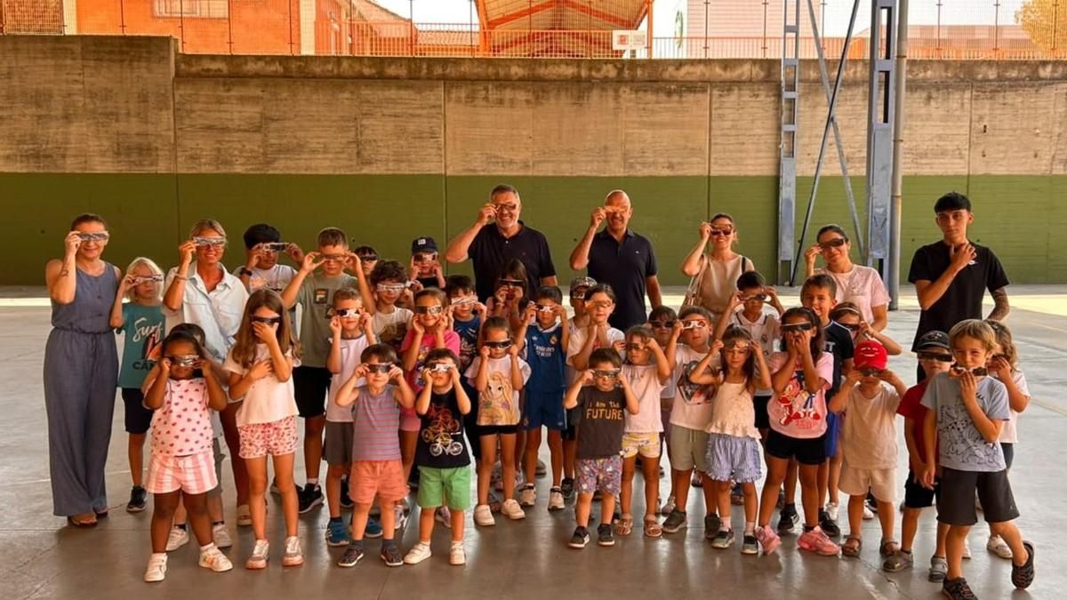 El Ayuntamiento de Cuenca reparte gafas homologas para el eclipse a los alumnos de las escuelas de verano