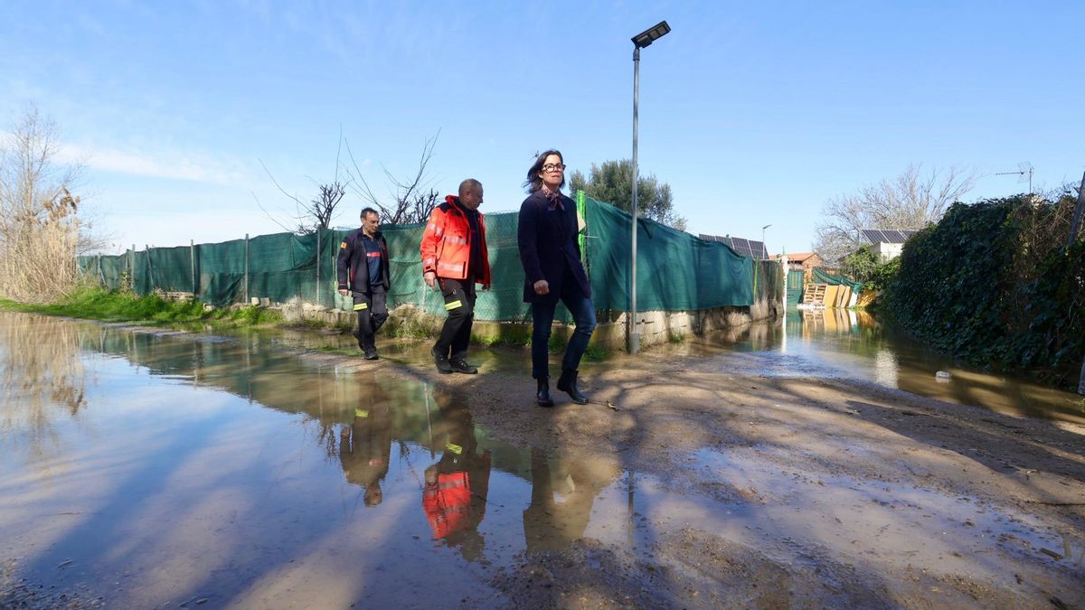 La concejal delegada de Bomberos y Protección Civil, Ruth Bravo, ha visitado este miércoles la urbanización afectada