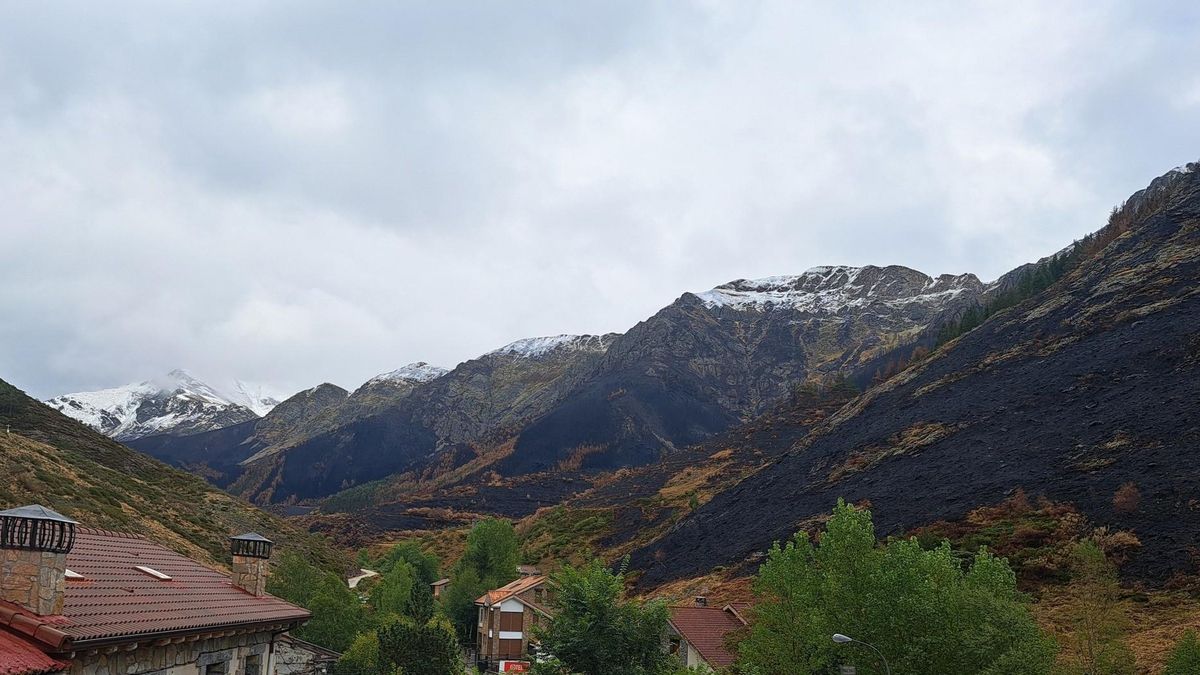 Primera capa de nieve en los picos de San Glorio, desde León.