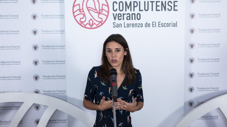 La ministra de Igualdad, Irene Montero, ofrece declaraciones a los medios previas a su intervención en el curso 'Para vivir. Los feminismos rebeldes de la cuarta ola',  a 21 de julio de 2021, en San Lorenzo de El Escorial, Madrid (España).