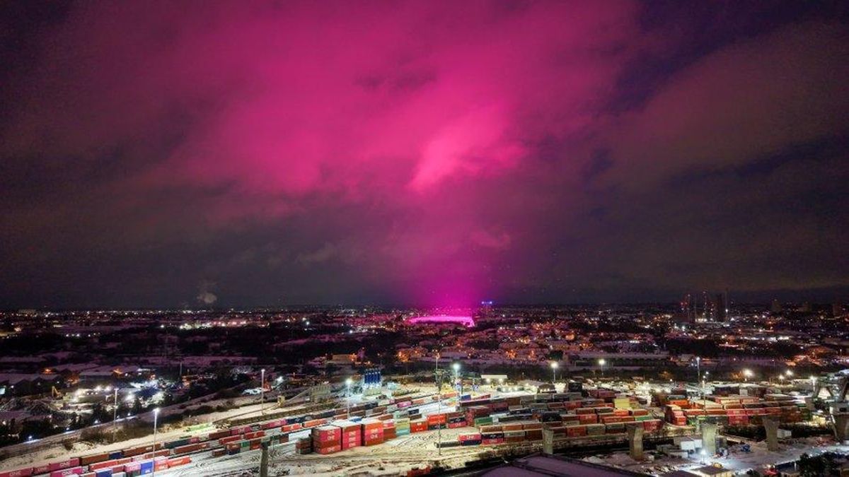 Ni una aurora boreal ni el fin del mundo: el misterioso resplandor rosa sobre Birmingham tenía un origen futbolero