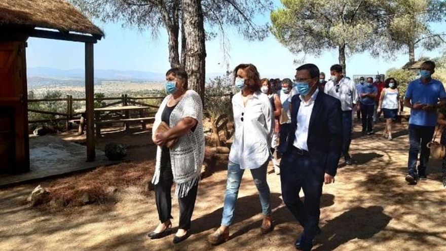 La consejera para la Transición Ecológica y Sostenibilidad, Olga García, en el centro, ha asistido a la inauguración de las obras de adecuación de la Mina La Jayona y del Museo Minero en Fuente del Arco