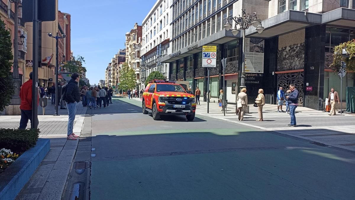 Un vehículo de bomberos atraviesa la avenida Ordoño II, en la ciudad de León.