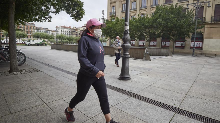 Navarra prevé relajar el uso de la mascarilla en exteriores en julio "si se cumplen las previsiones de vacunación"