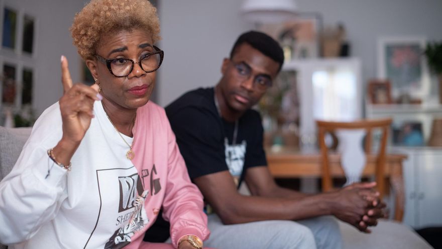 La historia de una madre y su bebé en un viaje de Nigeria a Canarias hace 20 años: “Mamá, cuéntame cómo era la patera en la que llegamos”