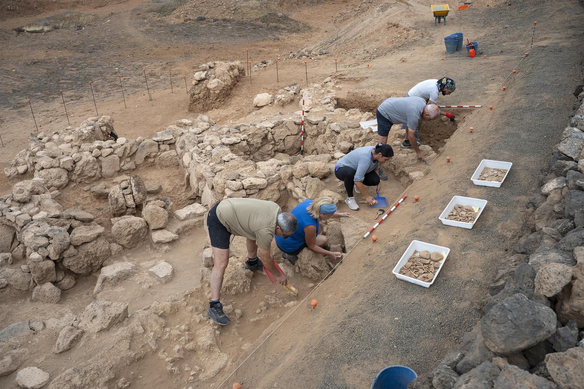 El equipo de arqueólogos trabajando en el yacimiento.