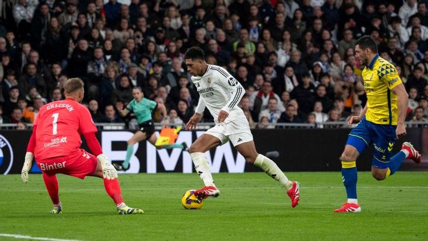 Las Palmas se adelanta, pero sufre el vendaval blanco