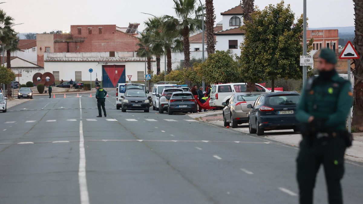 Los servicios funerarios y la Guardia Civil, trabajando este miércoles en el lugar donde se encontraba el cadáver del menor apuñalado.