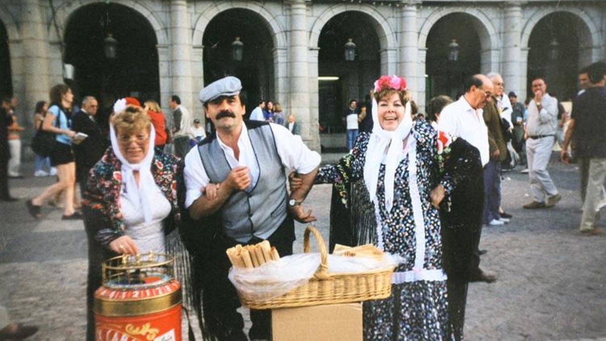 Retrato de un barquillero flanqueado por dos chulapas en la Plaza Mayor (sin fecha)