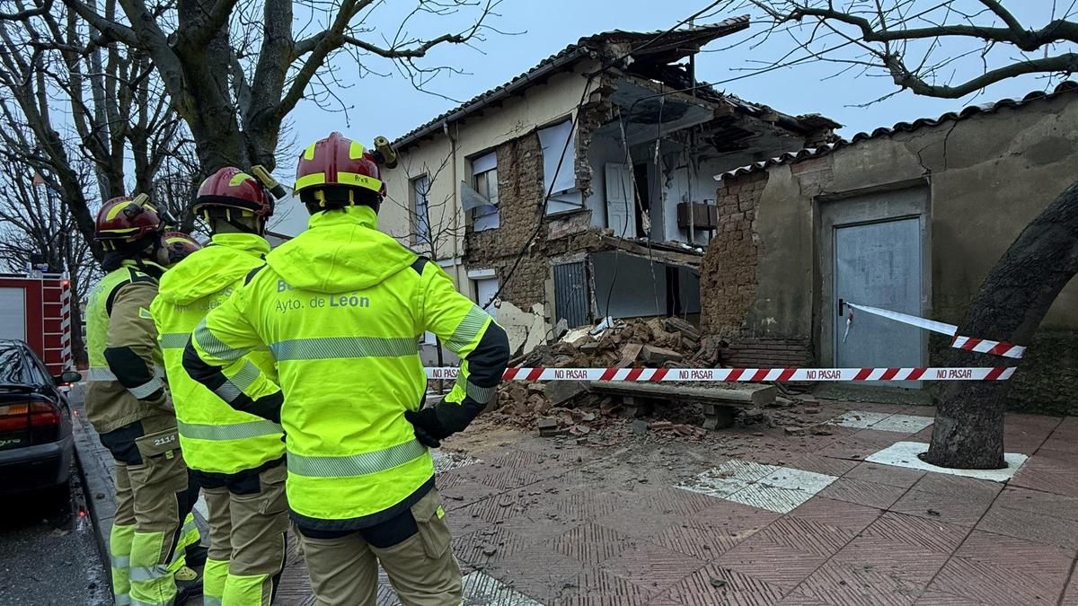 Se derrumba una casa antigua en el barrio de Puente Castro de León por culpa de las lluvias