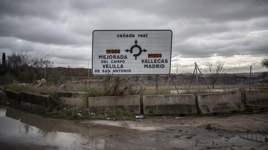 Cartel de tráfico con indicaciones hacia la Cañada Real.