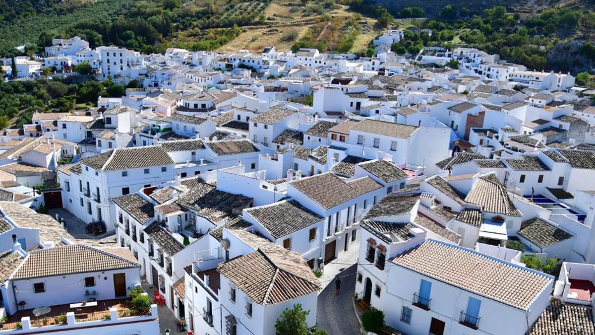 Qué ver en Zuheros, el pueblo blanco cordobés rodeado de naturaleza y que acaba de ser reconocido como municipio turístico