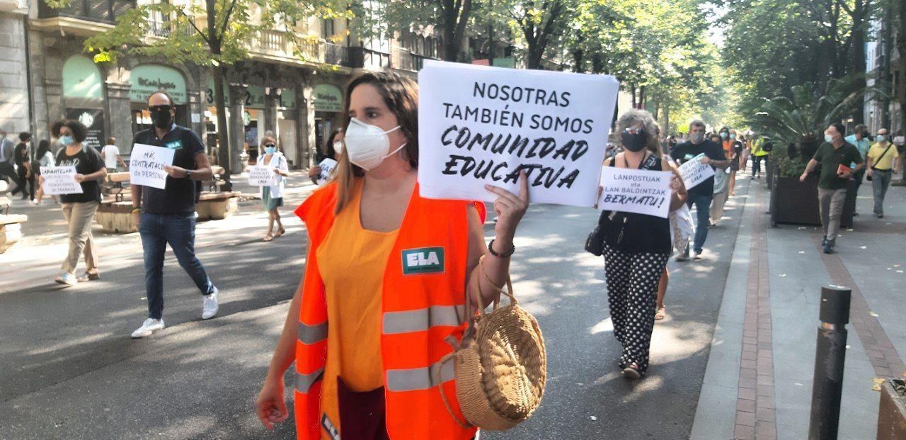 Trabajadoras de limpieza, de comerdores y de transporte a durante la manifestación en Bilbao