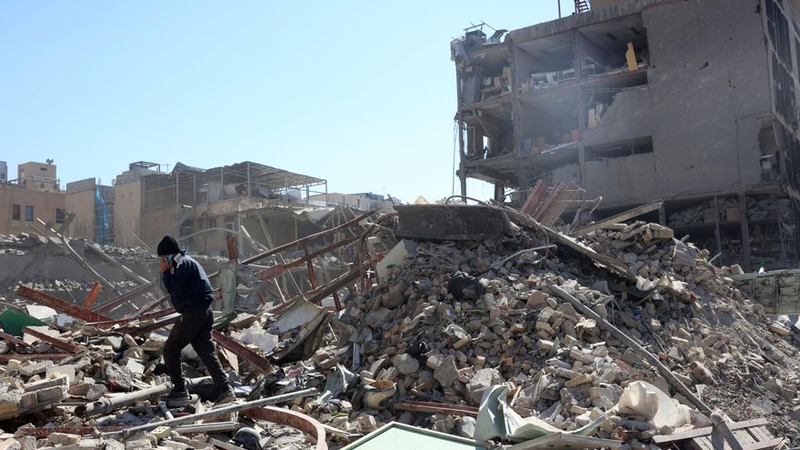 Un edificio dañado por un bombardeo de Israel y EE. UU. en Teherán. EFE/EPA/ABEDIN TAHERKENAREH