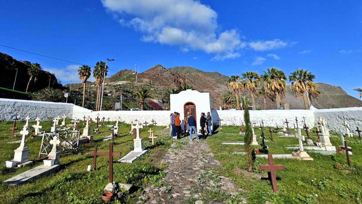 El cementerio de Traslarena recupera su viejo esplendor 62 años después de enterrar a su último difunto