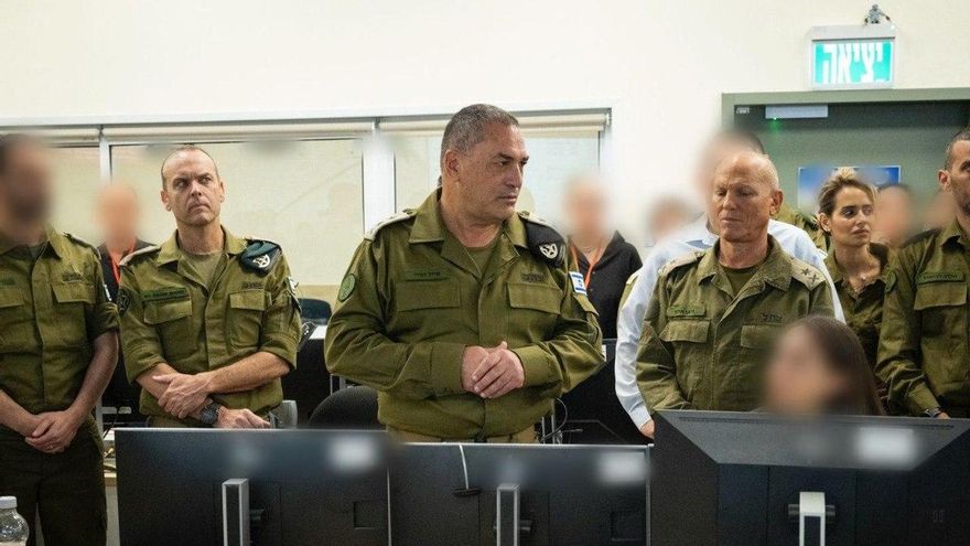 El jefe del Estado Mayor General israelí, el teniente general Eyal Zamir junto a otros mandos del ejército, dirigen la operación de liberación