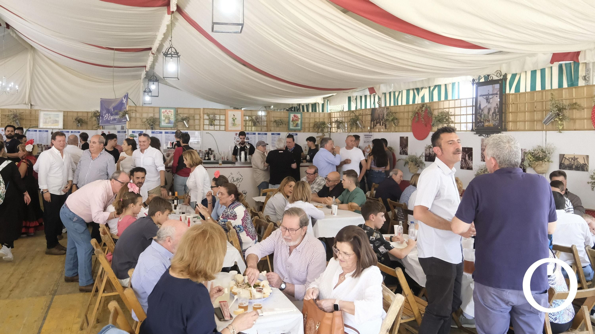 Ambiente de viernes en la Feria de Córdoba.