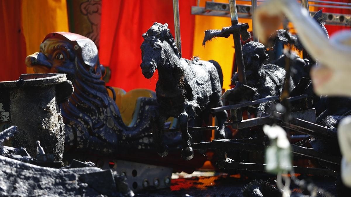 El incendio de la atracción infantil de la plaza Matías Prats, en imágenes