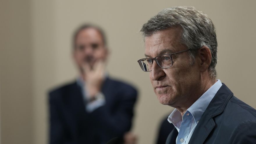 El presidente del PP, Alberto Núñez Feijóo, ha visitado este viernes la empresa Aernnova Aeroestructuras en Berantevilla (Álava).