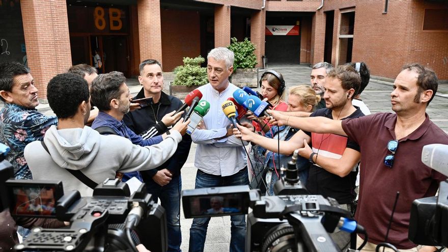 El portavoz adjunto de EH Bildu en el Congreso, Oskar Matute, en declaraciones a los medios de comunicación este lunes.