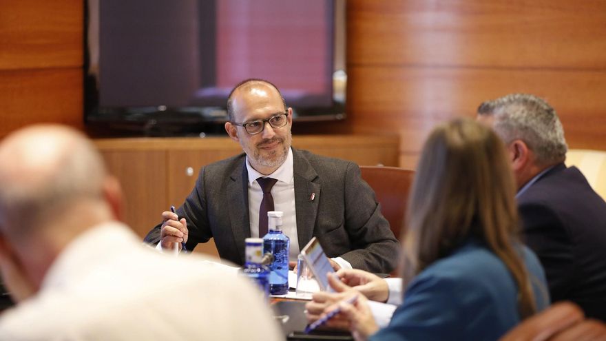 El presidente de las Cortes de Castilla-La Mancha, a Vox: "Quizá quieran renunciar a cobrar los diputados que dicen que está mal hacerlo”