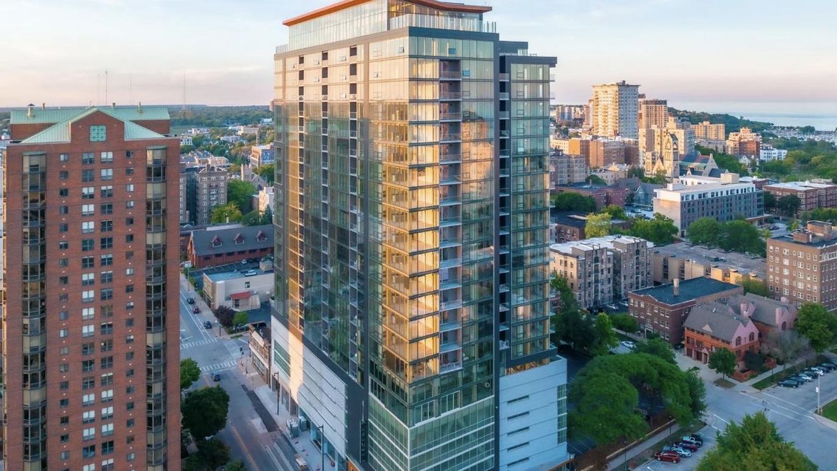 Ubicada en Wisconsin, esta construcción de 87 metros combina un núcleo de hormigón con una estructura casi íntegra en madera laminada cruzada