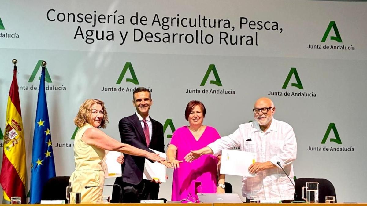 El consejero Ramón Fernández-Pacheco posa junto a los asistentes al acto de firma de los convenios entre la Junta, la Sociedad Estatal de Infraestructuras Agrarias (Seiasa) y las comunidades de regantes.
