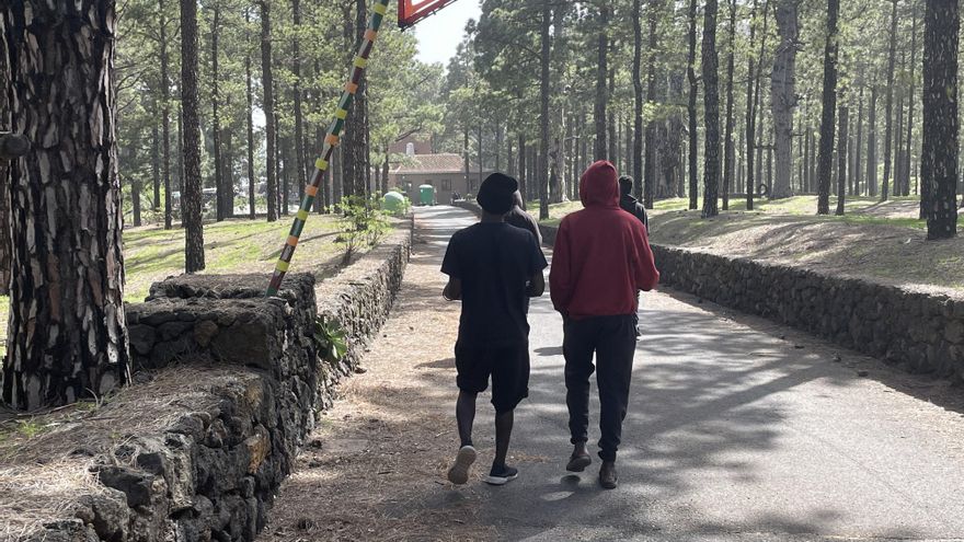 Migrantes forzados a encadenar cuarentenas de hasta cuatro meses en El Hierro por la falta de espacios adecuados