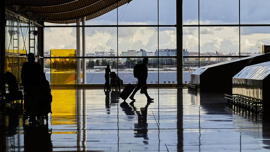 Un pasajero camina por la terminal T4 del Aeropuerto Adolfo Suárez Madrid-Barajas.
