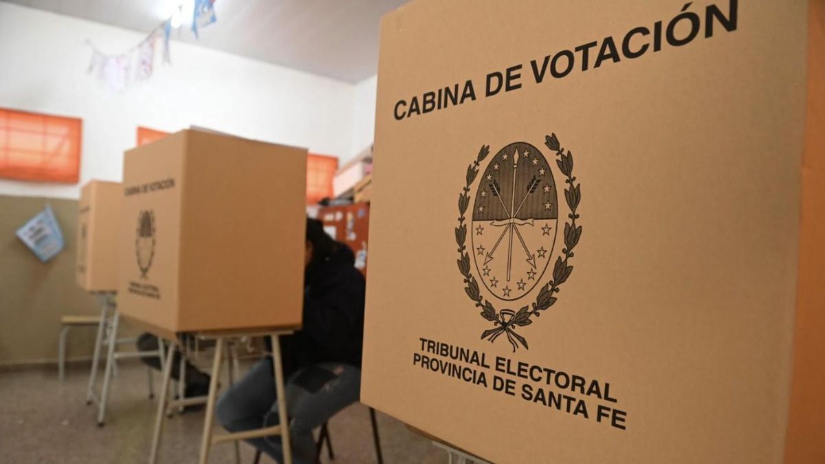 Cancha chica del fútbol, cancha grande de la realidad: una trampa electoral en Santa Fe