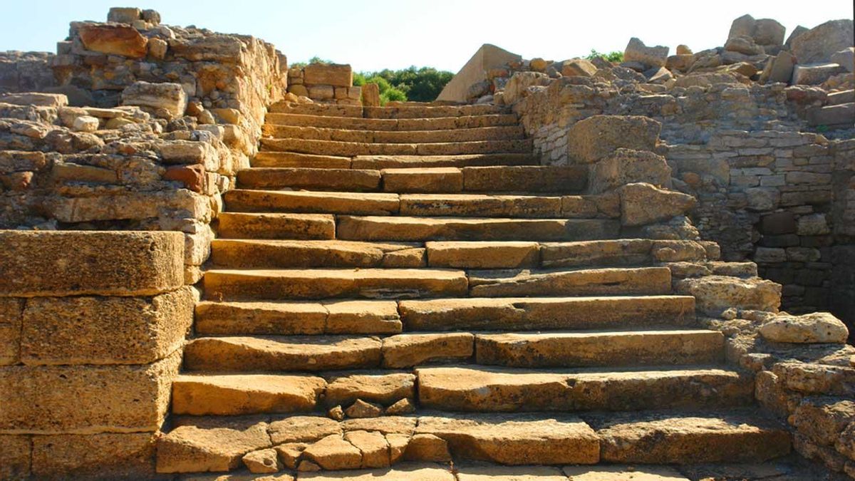 Un templo, una muralla y hasta una piscina conforman este yacimiento arqueológico situado en este pequeño pueblo gaditano