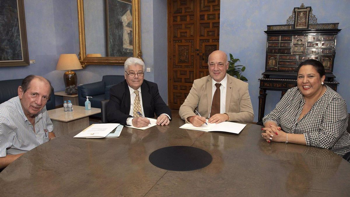 Ruiz y Amo (dcha.), durante la firma del convenio con la Federación de Peñas Flamencas de Córdoba.