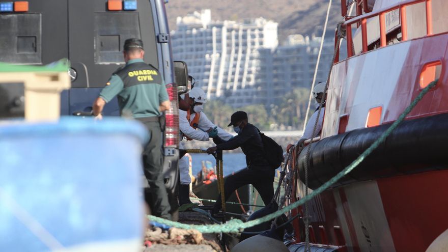 Un hombre rescatado por Salvamento Marítimo en aguas canarias desembarca en el muelle de Arguineguín.